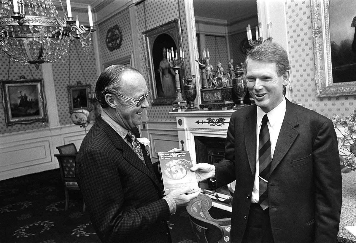 Prince Bernhard receives a copy of the thesis